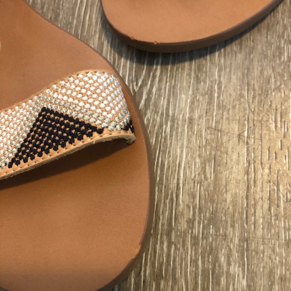 Cross-stitch sandals - Picture 3 of 5